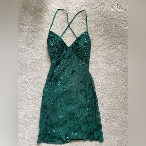 Stunning emerald green homecoming dress. Green sequins details.
